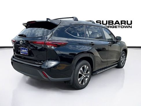 Used 2024 Toyota Highlander XLE AWD/4WD image 7