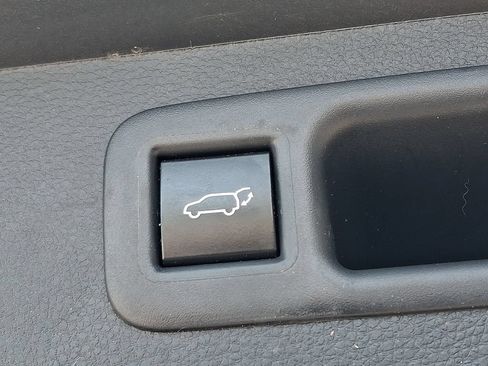 Used 2023 Toyota Highlander XLE AWD/4WD image 30