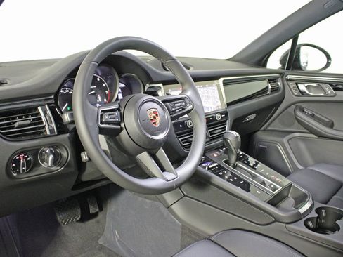 Used 2025 Porsche Macan image 4