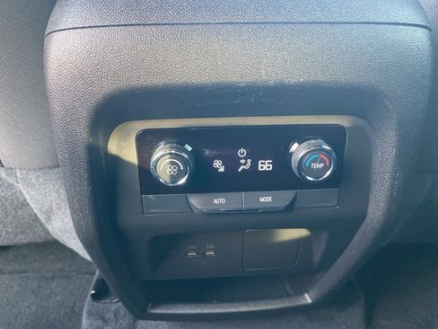 Used 2025 Chevrolet Traverse LT image 25