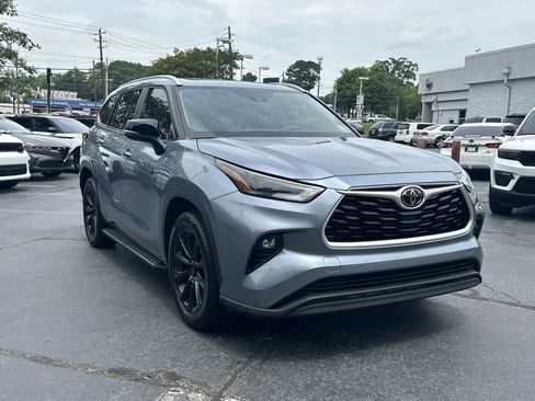 Used 2023 Toyota Highlander XLE FWD image 2