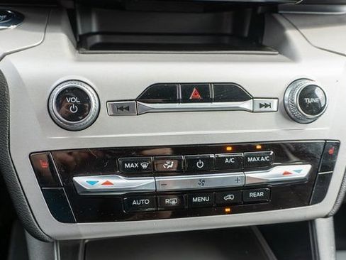 Used 2023 Ford Explorer XLT AWD/4WD image 24