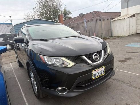 Used 2018 Nissan Rogue Sport SV w/ SV Technology Package image 3