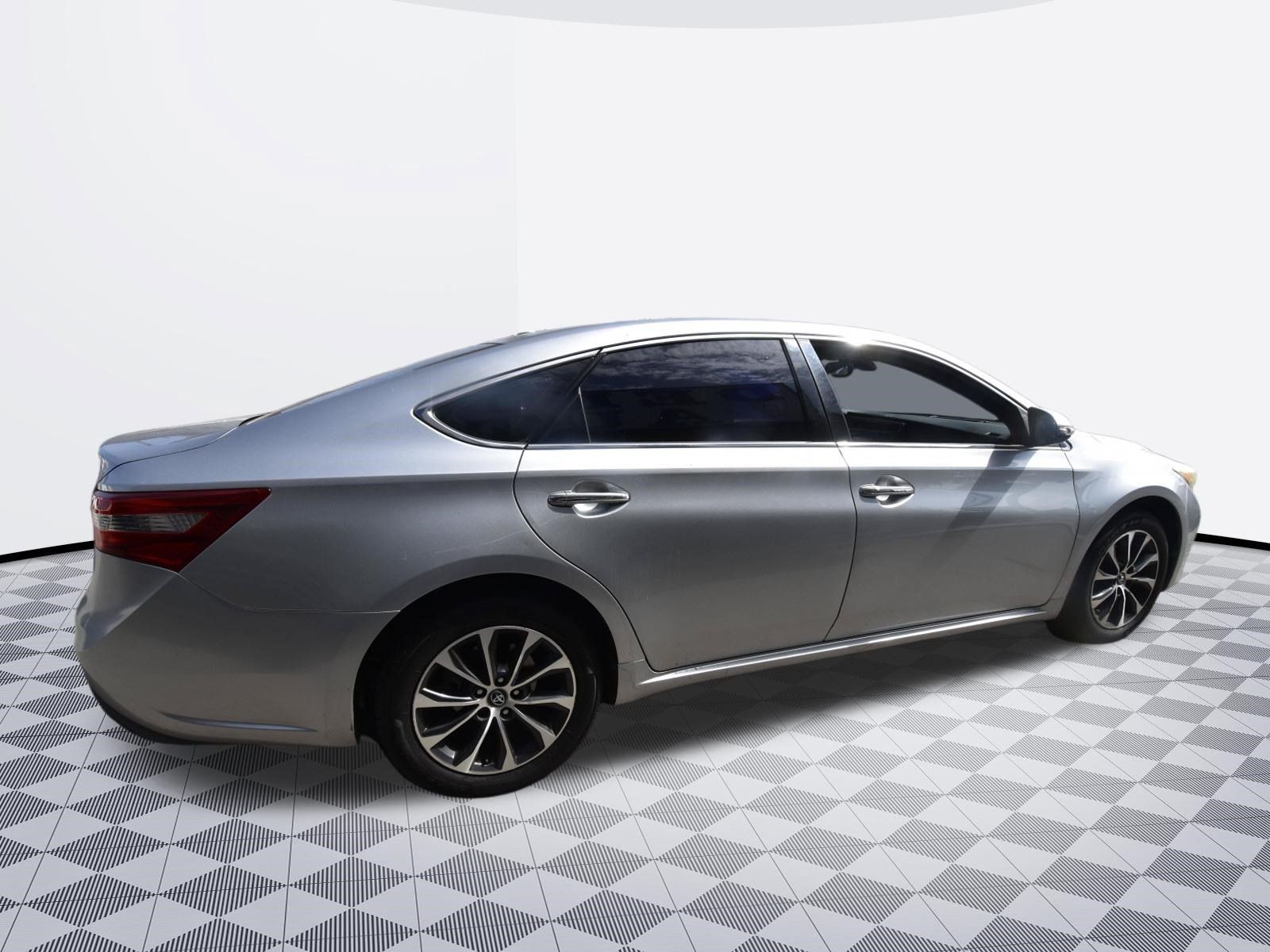Used 2018 Toyota Avalon XLE Plus w/ All Weather Liner Package FWD image 4