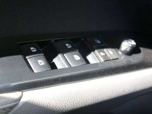 Used 2018 Toyota Camry XLE FWD image 9