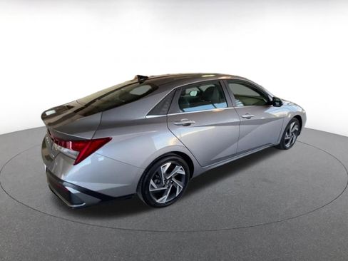 Used 2025 Hyundai Elantra Limited image 13