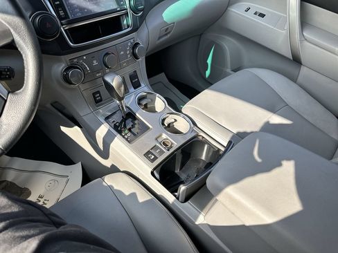 Used 2013 Toyota Highlander SE AWD/4WD image 23