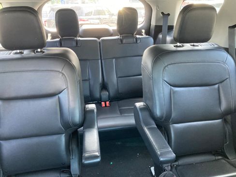 Used 2022 Ford Explorer XLT w/ Equipment Group 202A AWD/4WD image 11