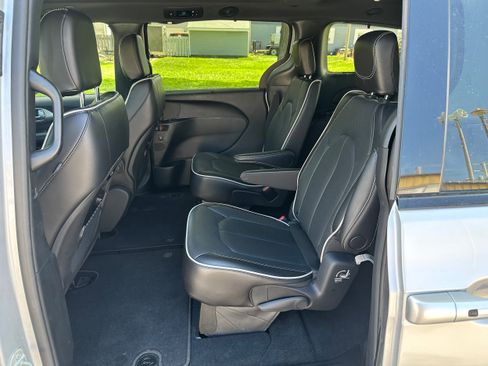 Used 2024 Chrysler Pacifica Limited w/ S Appearance Package FWD image 13