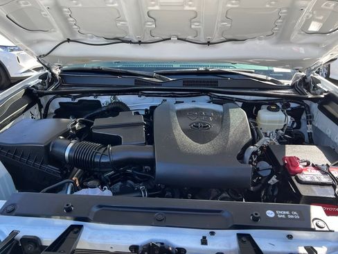 Certified 2018 Toyota Tacoma TRD Off-Road AWD/4WD image 42