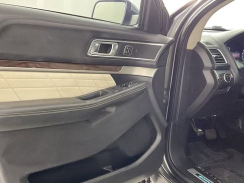 Used 2017 Ford Explorer Platinum image 12
