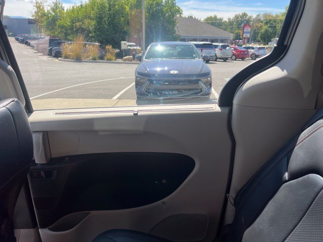 Used 2020 Chrysler Pacifica Touring-L FWD image 28