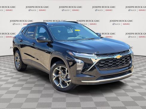 Used 2025 Chevrolet Trax LT FWD image 1