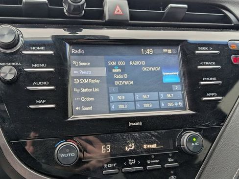 Used 2020 Toyota Camry SE image 12