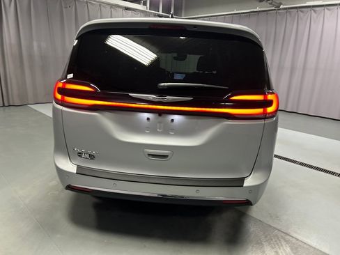 Used 2026 Chrysler Pacifica Select image 6