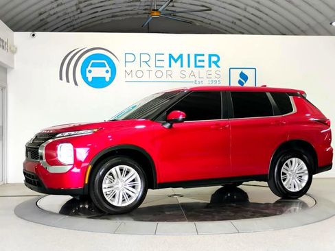 Used 2024 Mitsubishi Outlander ES image 3