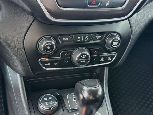 Used 2022 Jeep Cherokee Trailhawk AWD/4WD image 9