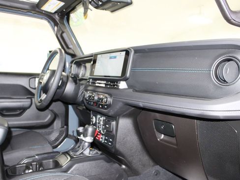 Used 2025 Jeep Wrangler Unlimited Rubicon 4xe w/ Convenience Group AWD/4WD image 27