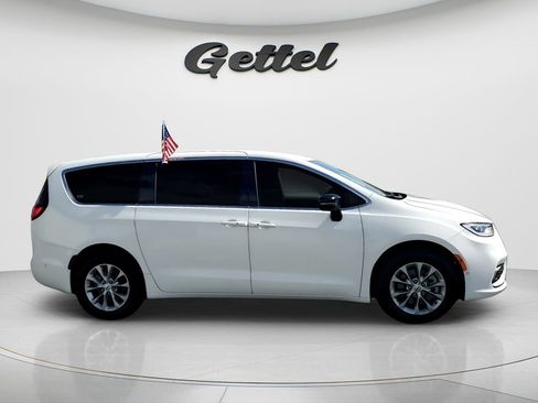Used 2024 Chrysler Pacifica Touring-L AWD/4WD image 7