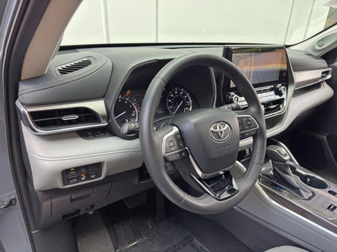 Used 2020 Toyota Highlander Limited FWD image 13