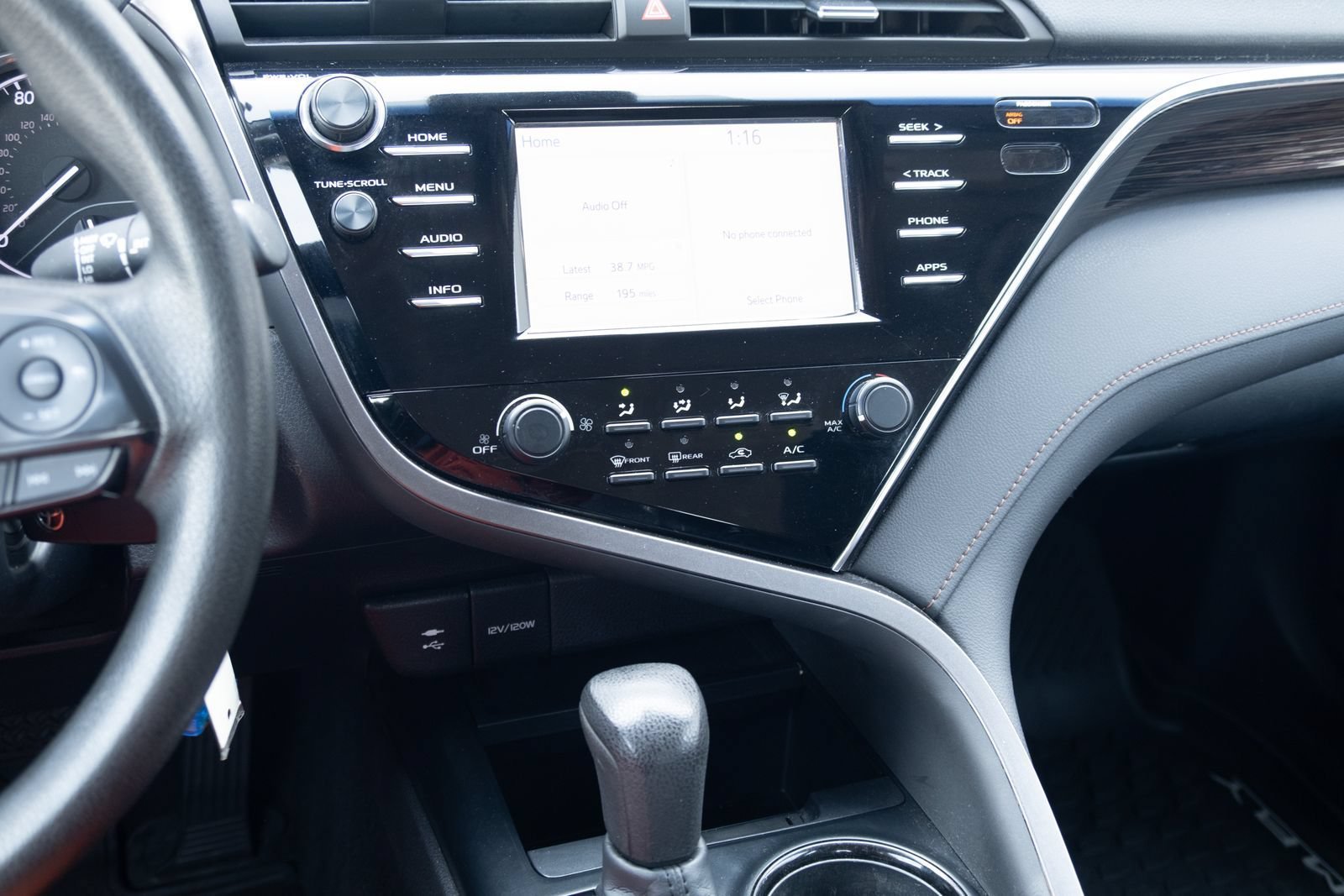 Used 2018 Toyota Camry LE FWD image 3