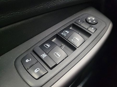 Used 2019 Jeep Cherokee Limited image 24