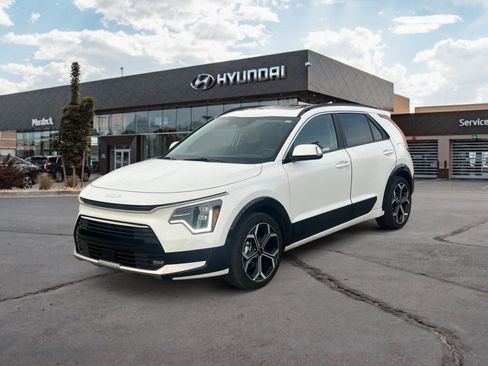 Used 2025 Kia Niro SX Touring image 1