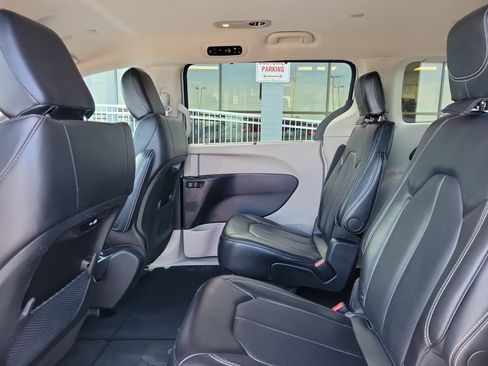 Used 2024 Chrysler Pacifica Touring-L image 11