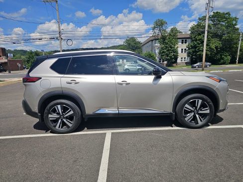 Used 2021 Nissan Rogue Platinum AWD/4WD image 2