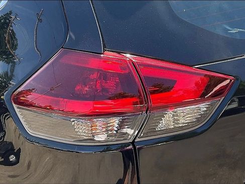 Used 2020 Nissan Rogue S FWD image 23
