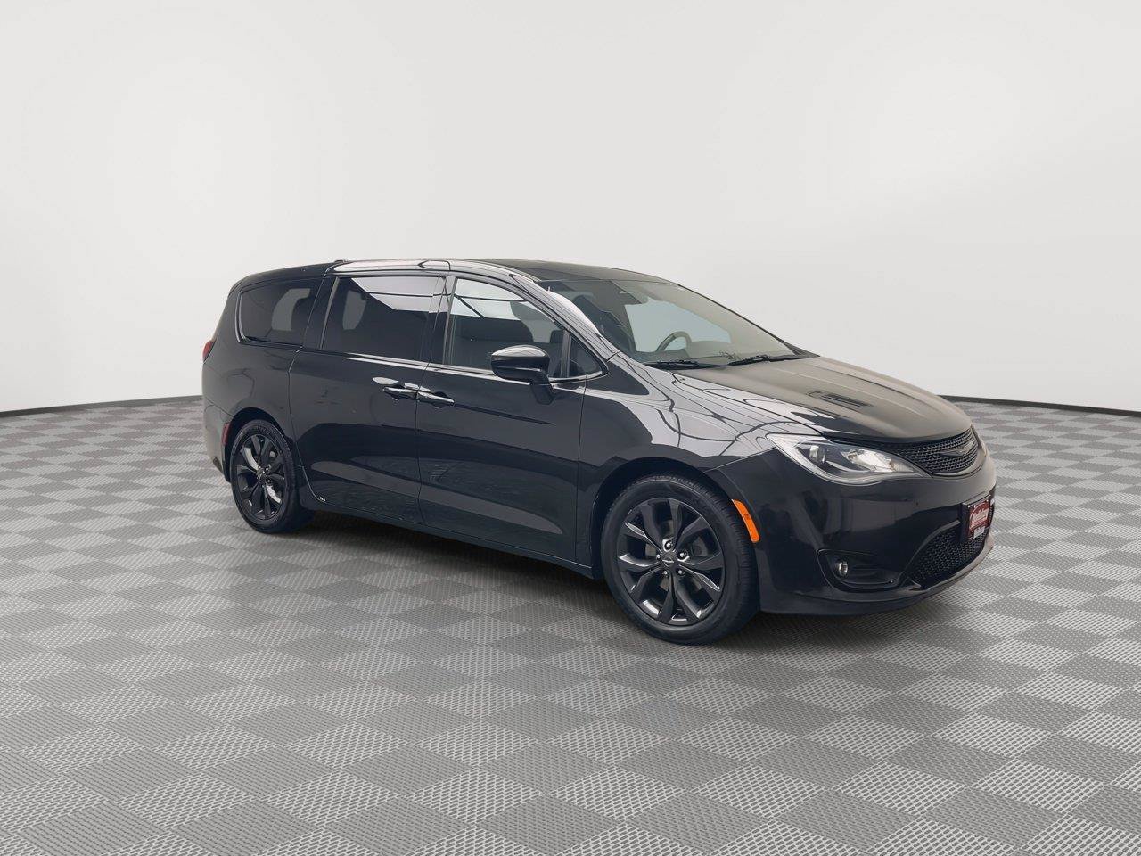 Used 2018 Chrysler Pacifica Touring Plus w/ S Appearance Package FWD image 34