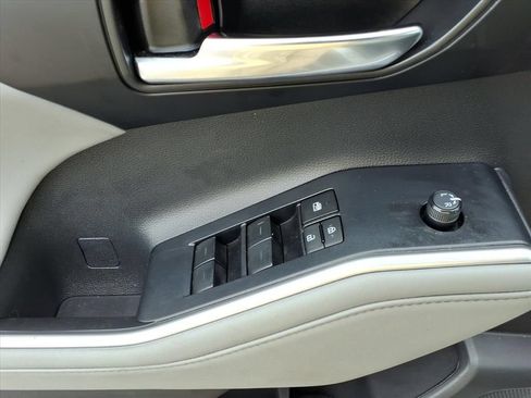 Used 2023 Toyota Highlander XLE FWD image 20