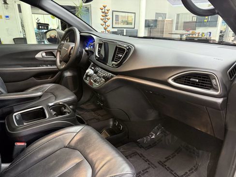 Used 2020 Chrysler Pacifica Touring-L Plus w/ S Appearance Package FWD image 17