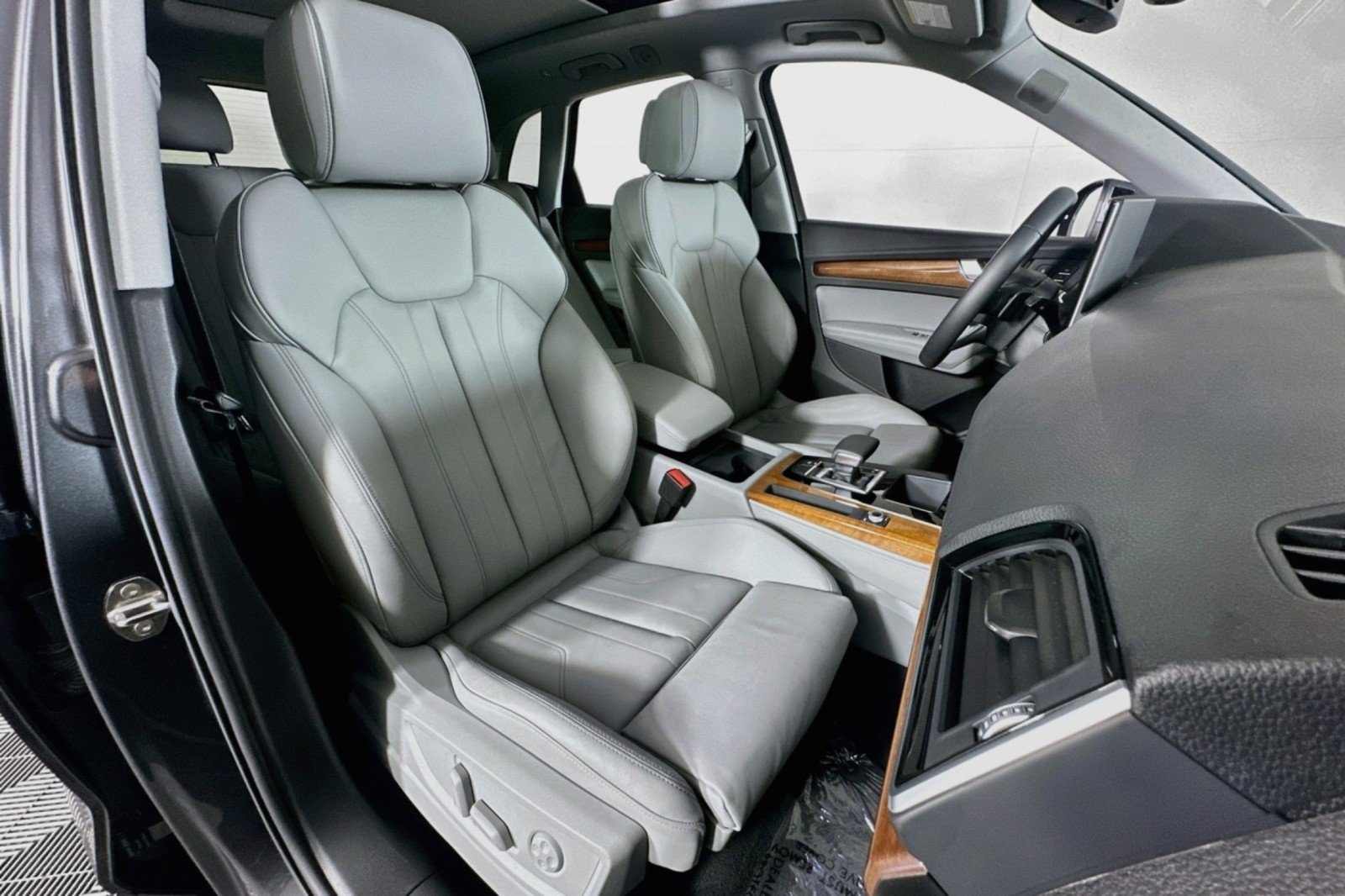 Used 2024 Audi Q5 e Premium Plus w/ Premium Plus Package AWD/4WD image 8