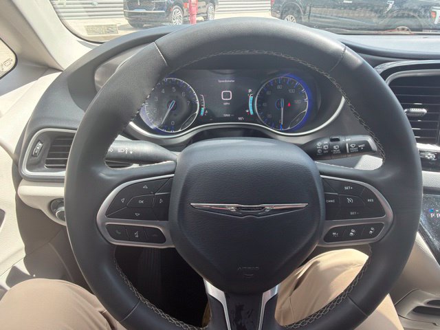 Used 2024 Chrysler Pacifica Touring-L FWD image 16