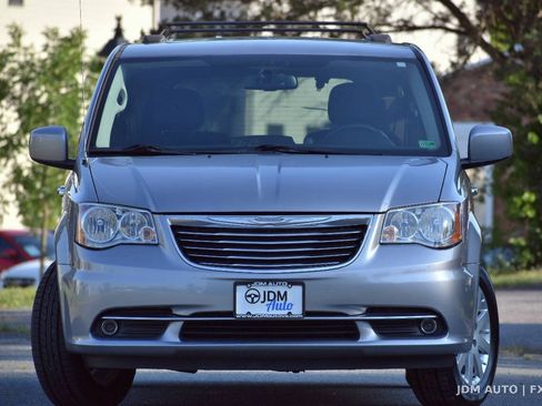 Used 2015 Chrysler Town & Country Touring FWD image 3