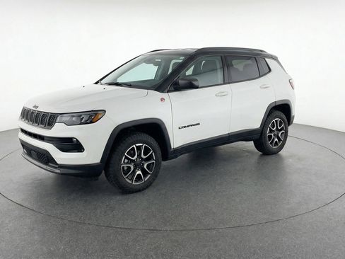 Used 2025 Jeep Compass Trailhawk image 3