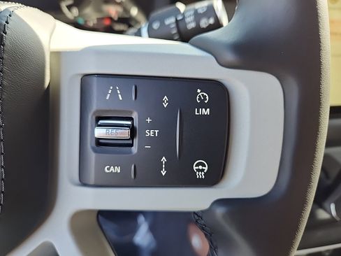 New 2024 Land Rover Defender 110 SE image 18