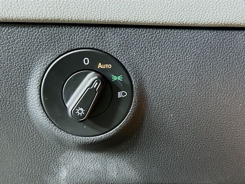 Used 2023 Volkswagen Taos SE w/ Panoramic Sunroof Package image 17