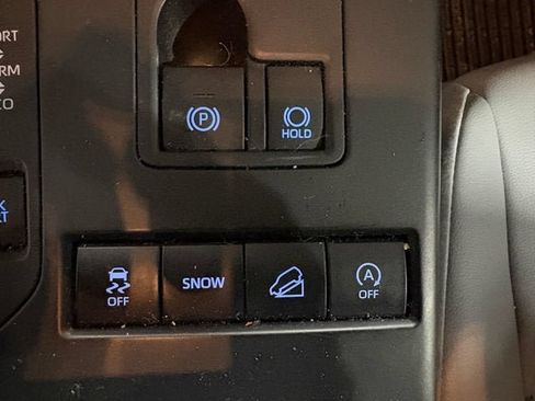 Used 2022 Toyota Highlander XLE AWD/4WD image 17