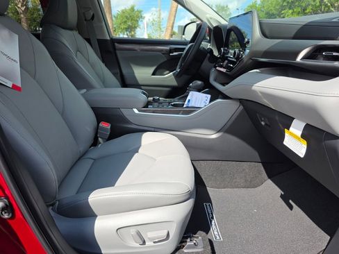 New 2026 Toyota Highlander Limited AWD/4WD image 14