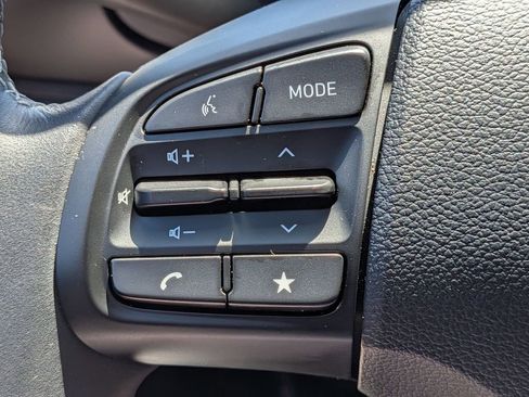 Used 2025 Hyundai Venue SEL FWD image 19
