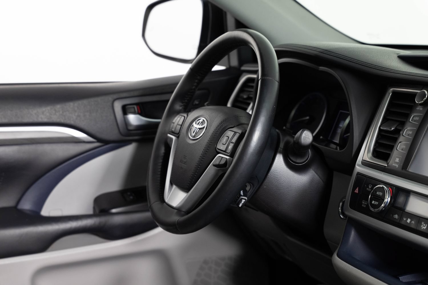 Used 2019 Toyota Highlander Limited Platinum AWD/4WD image 29