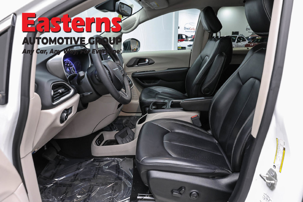 Used 2023 Chrysler Pacifica Touring-L FWD image 10