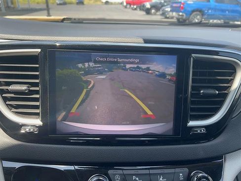 Used 2024 Chrysler Pacifica Touring-L FWD image 26