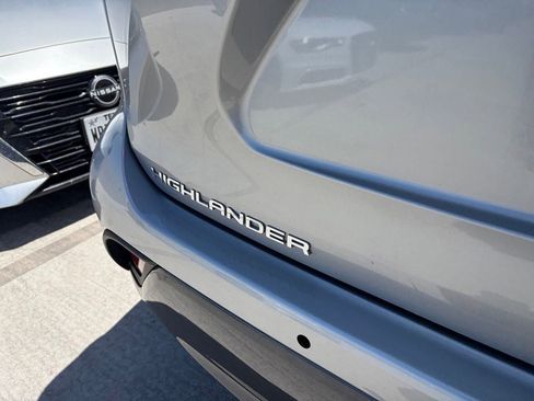 Used 2023 Toyota Highlander Limited FWD image 5