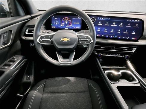 Used 2025 Chevrolet Traverse LT FWD image 7