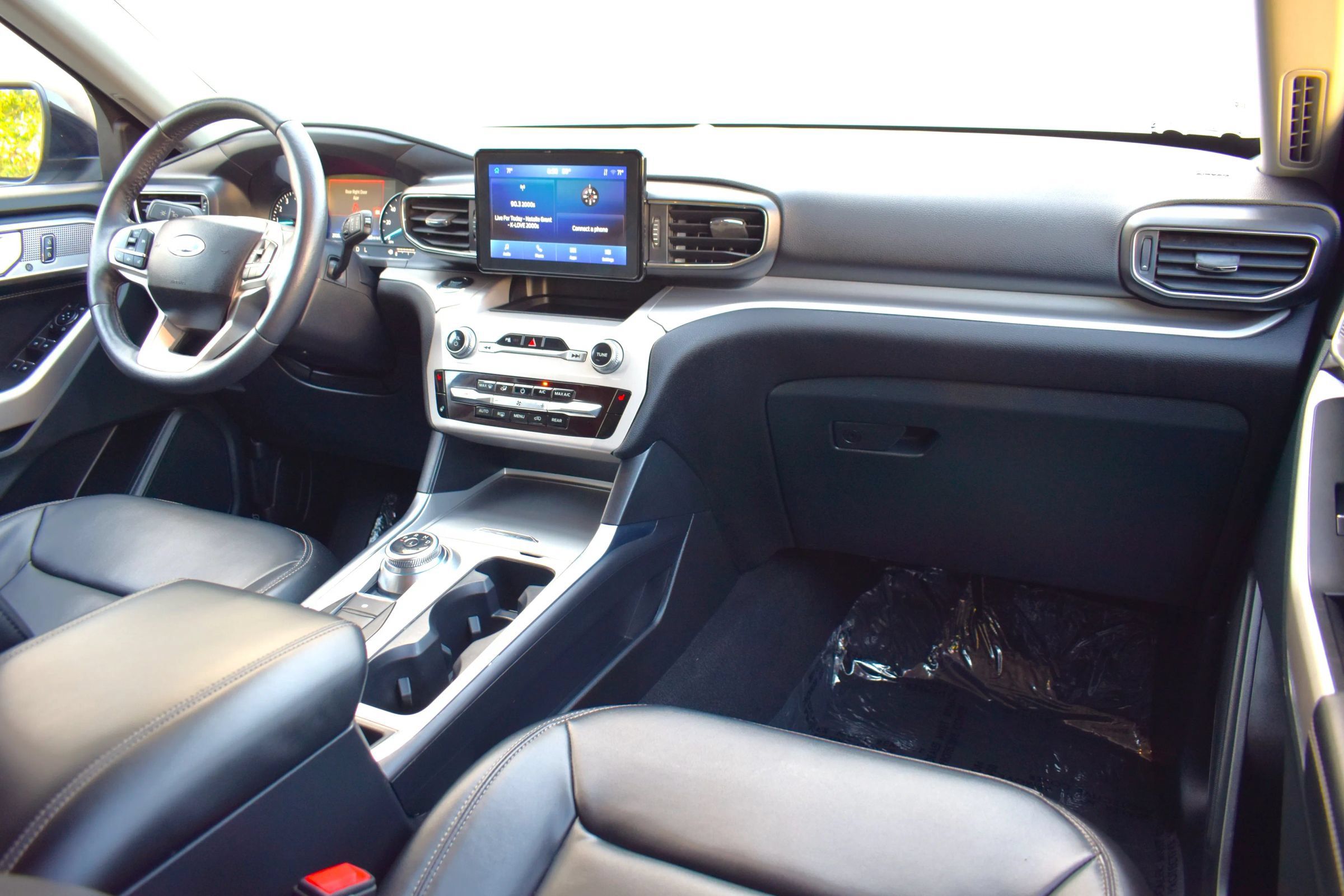 Used 2024 Ford Explorer XLT w/ Equipment Group 202A AWD/4WD image 57