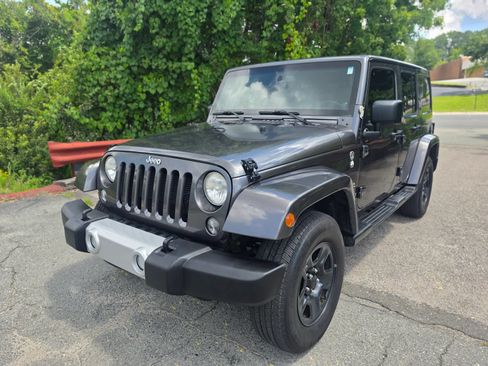 Used 2014 Jeep Wrangler Unlimited Sahara w/ Dual Top Group AWD/4WD image 2