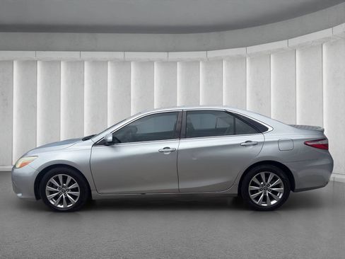 Used 2016 Toyota Camry XLE FWD image 2